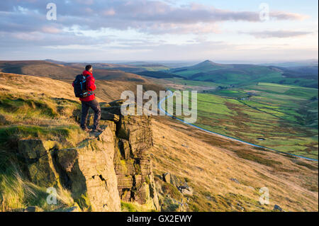 Eine Walker Stand auf leuchtende Tor in Richtung Shutlinsloe, Peak District National Park, Cheshire. Stockfoto