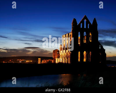 Whitby Abtei nachts Esk Valley North Yorkshire Moors England Vereinigtes Königreich UK Großbritannien GB Dampf & Erbe Dieselzügen Stockfoto