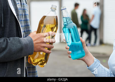 Nahaufnahme von Teenagergruppe Alkohol trinken Stockfoto