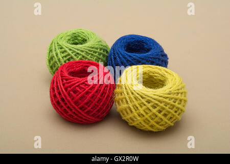 Rot, grün, gelb, blau Threads auf dunklem Hintergrund. Stockfoto
