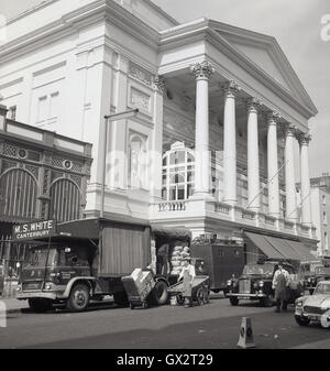 LKW in Bow Street außerhalb der Royal Opera House Covent Garden Market, London, entladen wird, wie in den 1950er Jahren zu sehen. Stockfoto