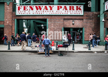 Fans sammeln auf Yawkey Weg im Fenway Park in Boston Red Sox Stockfoto