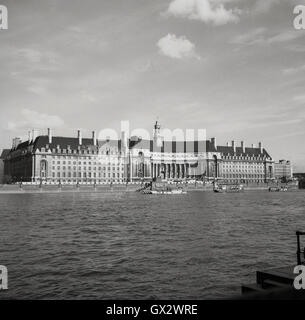 1950er-Jahren, historische, Blick über den Fluss Themse der County Hall, Southbank, London, das ehemalige Wohnhaus von größeren London Council (GLC). Stockfoto