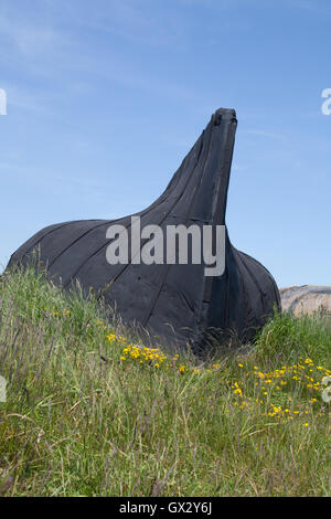 Umgedrehten Boot verwendet als Schuppen am Strand bei Lindisfarne Holy Island Northumberland England United Kingdom Stockfoto