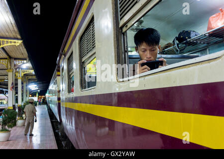 Eine lokale Pendlerpauschale ein Bild von der Beförderung des stationären Intercity nach Bangkok, Chiang Mai, Thailand Stockfoto