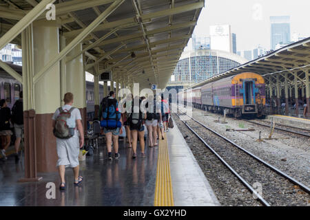 Rucksacktouristen, die Ankunft im Bahnhof Hua Lamphong in Bangkok Stockfoto