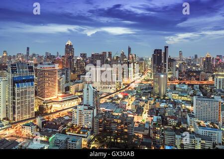 Bangkok City Skyline mit dem Skytrain Bahnhof und touristischen Bereich um Sukhumvit, Chit Lom und Phloen Chit Road, Pathum Wan District Stockfoto
