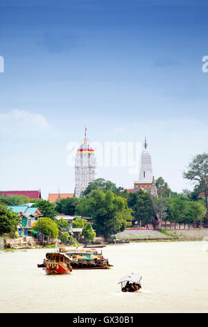 Traditionelles thailändisches Boot auf dem Chao Phraya Fluss mit Wat Phutthaisawan Tempel dahinter, Flussfahrt von Bangkok nach Ayutthaya, Thailand, Asien Stockfoto