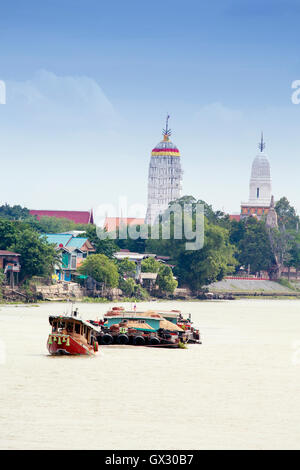 Traditionelles thailändisches Boot auf dem Chao Phraya Fluss mit Wat Phutthaisawan Tempel dahinter, Flussfahrt von Bangkok nach Ayutthaya, Thailand, Asien Stockfoto