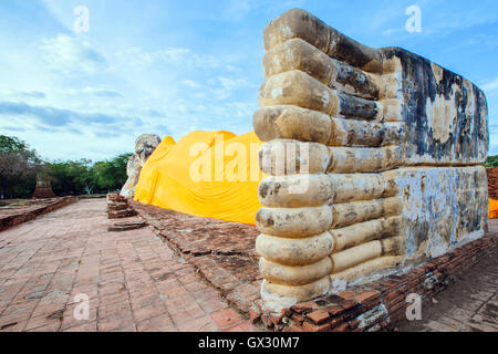 Riesigen liegenden Buddha im Tempel des liegenden Buddha (Wat Lokayasutharam) Ayutthaya in Thailand Stockfoto