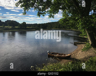 Boot für Lachs Angeln am Fluss Tay, in Dunkeld, Perthshire, Schottland. Stockfoto