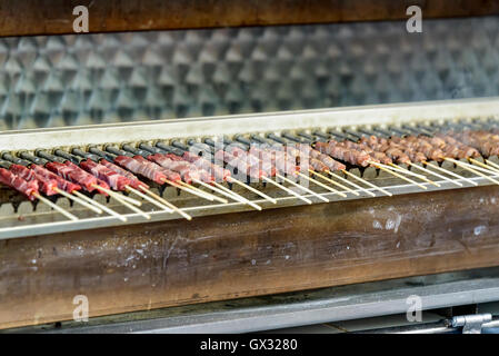 Spieße mit Fleisch-Schafe in der Startaufstellung mit verschiedenen Arten des Kochens Stockfoto
