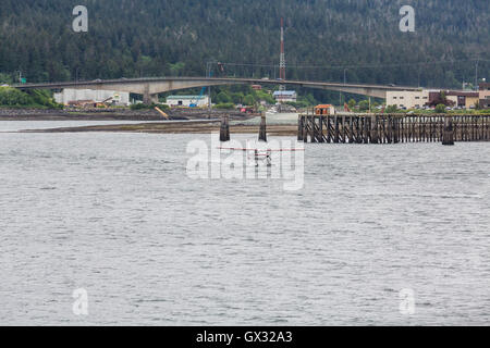 Wasserflugzeug im Hafen in der Wildnis von Alaska Stockfoto