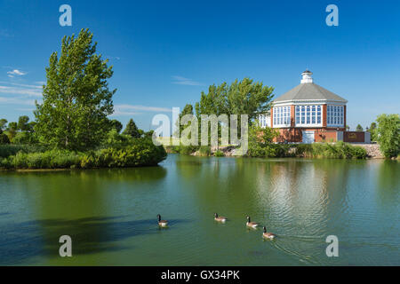 Der Terry Redlin Pavillon mit Reflexionen in einem Teich in Watertown, South Dakota, USA. Stockfoto