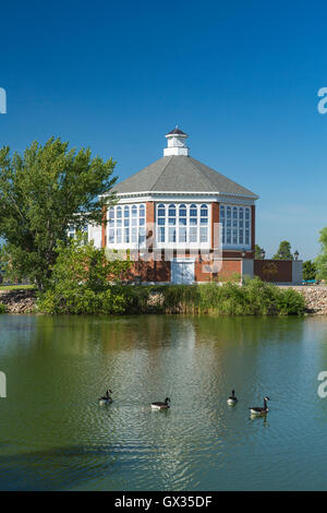 Der Terry Redlin Pavillon mit Reflexionen in einem Teich in Watertown, South Dakota, USA. Stockfoto