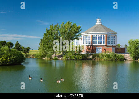 Der Terry Redlin Pavillon mit Reflexionen in einem Teich in Watertown, South Dakota, USA. Stockfoto