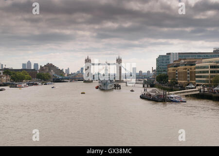 London, UK - 31. August 2016: Ansicht der HMS Belfast Schiff auf der Themse mit Tower von London Bridge im Hintergrund. Stockfoto