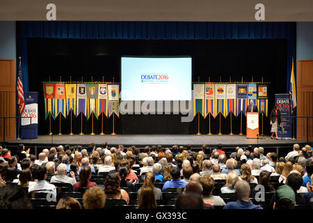 Hempstead, New York, USA. 13. September 2016. Dr. MEENA BOSE, Moderator und Hofstra Politologie-Professor, verlässt die Bühne nach der Einführung von DAVID AXELROD - CNN Senior politischer Kommentator und demokratische Stratege, als Obama Senior Advisor - Signatur Debatte Lautsprecher am sich entwickelnden Medien und politische Landschaft an der Hofstra University, die Gastgeber der 1. Präsidentschafts-Debatte zwischen HR Clinton und D. J. Trump diente, für später in diesem Monat am 26. September geplant. Hofstra ist 1. Universität jemals an 3 aufeinander folgenden US-Präsidentschafts-Debatten zu hosten. Bildnachweis: Ann E Parry/Alamy Live Ne Stockfoto