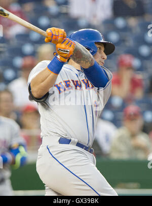 Washington, District Of Columbia, USA. 13. Sep, 2016. New York Mets Shortstop Asdrubal Cabrera (13) verdoppelt im ersten Inning gegen die Washington Nationals am Nationals Park in Washington, DC am Dienstag, den 13. September 2016.Credit: Ron Sachs/CNP. © Ron Sachs/CNP/ZUMA Draht/Alamy Live-Nachrichten Stockfoto