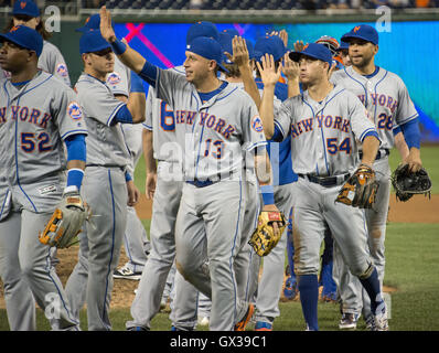 Washington, District Of Columbia, USA. 13. Sep, 2016. New York Mets dritte Baseman t.j. Rivera (54), der den spielentscheidenden im 10. Inning gegen die Washington Nationals Volltreffer feiert mit Center Fielder Yoenis Cespedes (52), Shortstop Asdrubal Cabrera (13), und erster Basisspieler James Loney (28) nach dem Spiel am Nationals Park in Washington, DC auf Dienstag, 13. September 2016. Die Mets gewannen das Spiel in zehn Innings 4 - 3.Credit: Ron Sachs/CNP. © Ron Sachs/CNP/ZUMA Draht/Alamy Live-Nachrichten Stockfoto