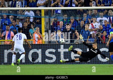 Stadion Jan Breydel, Brügge, Belgien. 14. Sep, 2016. Fußball-UEFA Cahmpions League. FC Brügge gegen Leicester City. Riyad Mahrez Mittelfeldspieler Leicester City FC Partituren von der Strafe vor Ort Credit: Action Plus Sport/Alamy Live News Stockfoto