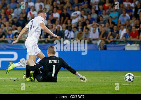 Stadion Jan Breydel, Brügge, Belgien. 14. Sep, 2016. Fußball-UEFA Cahmpions League. FC Brügge gegen Leicester City. Ludovic Butelle Torhüter des FC Brügge Foulspiel von Ben Chilwell Verteidiger von Leicester City FC, was zu einer Strafe Credit: Action Plus Sport/Alamy Live News Stockfoto