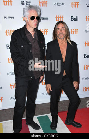 Toronto, Ontario, Kanada. 14. Sep, 2016. Regisseur JIM JARMUSCH und IGGY POP Musiker besuchen "Gimme Gefahr" Premiere während der 2016 Toronto International Film Festival im Ryerson Theatre am 14. September 2016 in Toronto, Kanada Kredit: Igor Vidyashev/ZUMA Draht/Alamy Live News Stockfoto