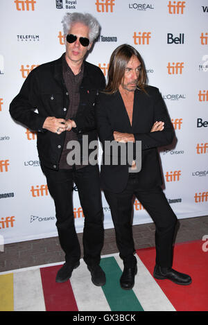 Toronto, Ontario, Kanada. 14. Sep, 2016. Regisseur JIM JARMUSCH und IGGY POP Musiker besuchen "Gimme Gefahr" Premiere während der 2016 Toronto International Film Festival im Ryerson Theatre am 14. September 2016 in Toronto, Kanada Kredit: Igor Vidyashev/ZUMA Draht/Alamy Live News Stockfoto