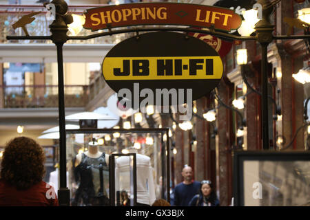 Sydney, Australien. 14. September 2016. JB Hi-Fi-Elektronik-Händler plant, Elektronik und Haushaltsgeräte Händler The Good Guys zu erwerben. Im Bild: JB Hi-Fi-Beschilderung in der Pitt Street Mall, Sydney. Bildnachweis: Richard Milnes/Alamy Live-Nachrichten Stockfoto