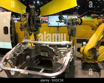 Chicago, USA. 14. Sep, 2016. Foto von Smartphone am 14. September 2016 zeigt Industrieroboter Montage Auto Frame auf der Weltausstellung in Chicago, die Vereinigten Staaten. Die International Manufacturing Technology Show ist eines der größten Industriemessen in der Welt, mit mehr als 2000 Aussteller und 114.147 Registranten. Es ist vom 12 Sept. bis 17 im McCormick Place in Chicago statt. © Wang Ping/Xinhua/Alamy Live-Nachrichten Stockfoto