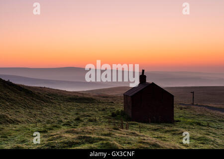 Kuh grün, obere Teesdale, County Durham UK. Donnerstag, 15. September 2016. Großbritannien Wetter. Morgenlicht und verlassene führen Bergleute Hütte mit Nebel über den North Pennines steigt.  Bildnachweis: David Forster/Alamy Live-Nachrichten Stockfoto