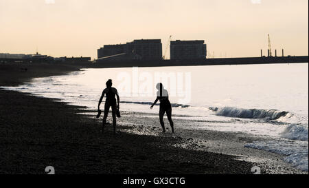 Brighton, UK. 15. Sep, 2016. Schwimmer machen am frühen Morgen Sonnenschein vor Brighton Beach, wie das September-Hitzewelle-Wetter im Südosten von England heute weiter, aber es wird voraussichtlich in den nächsten Tagen Credit viel cooler geworden: Simon Dack/Alamy Live News Stockfoto