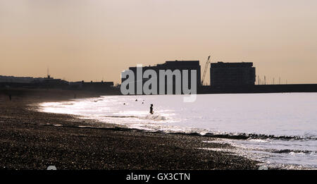 Brighton, UK. 15. Sep, 2016. Schwimmer machen am frühen Morgen Sonnenschein vor Brighton Beach, wie das September-Hitzewelle-Wetter im Südosten von England heute weiter, aber es wird voraussichtlich in den nächsten Tagen Credit viel cooler geworden: Simon Dack/Alamy Live News Stockfoto