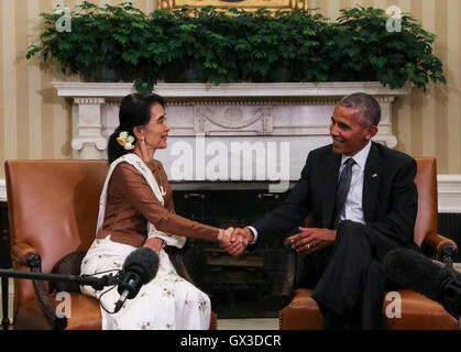 US-Präsident Barack Obama schüttelt Hände mit staatlichen Berater Aung San Suu Kyi von Myanmar (Burma) im Oval Office des weißen Hauses am 14. September 2016 in Washington, DC.  Bildnachweis: Aude Guerrucci / Pool über CNP /MediaPunch Stockfoto