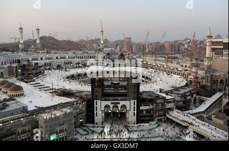 Mekka, Saudi Arabien. 14. Sep, 2016. Muslimische Pilger sind bei der großen Moschee in Mekka, Saudi Arabien, am 14. September 2016 sehen. Die jährliche Wallfahrt endet offiziell am 15. September. Bildnachweis: Wang Bo/Xinhua/Alamy Live-Nachrichten Stockfoto