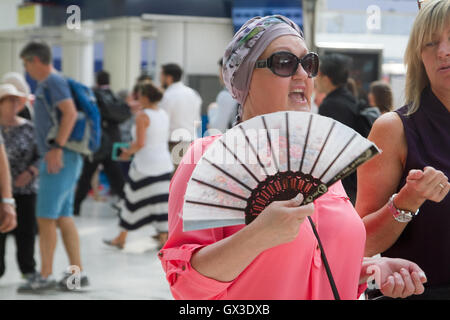 London UK. 15. September 2016.  Eine Frau mit einem Ventilator an der Waterloo Station von der indischen Sommerhitze kühlt wie das ungewöhnlich warme Wetter Kredit weiter: Amer Ghazzal/Alamy Live-Nachrichten Stockfoto