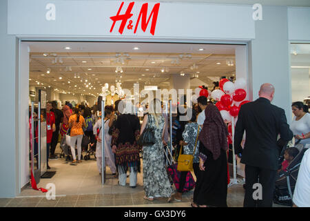 London, UK. 15. September 2016. Ilford Bewohner und Besucher geben Sie den neuen H & M-Store öffnet seine Pforten in Exchange Mall Ilford in Essex. Aufgereihten vor 11:00 Kunden erhalten einen Rabatt von 25 %-Armband und genießen Musik von einer Haus-DJ, wie sie rund um den neuen Shop durchgelesen. Bildnachweis: Elsie Kibue / Alamy Live News Stockfoto