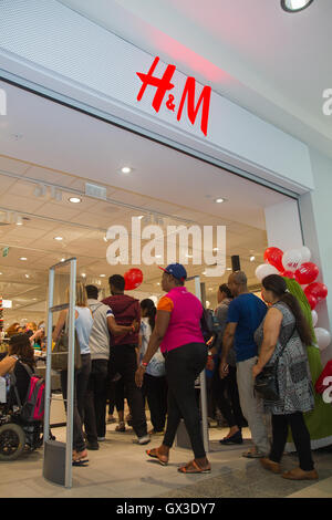 London, UK. 15. September 2016. Ilford Bewohner und Besucher geben Sie den neuen H & M-Store öffnet seine Pforten in Exchange Mall Ilford in Essex. Aufgereihten vor 11:00 Kunden erhalten einen Rabatt von 25 %-Armband und genießen Musik von einer Haus-DJ, wie sie rund um den neuen Shop durchgelesen. Bildnachweis: Elsie Kibue / Alamy Live News Stockfoto