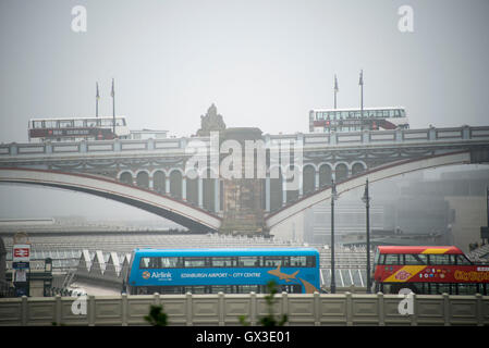 Edinburgh, Schottland. 15. September 2016. Wetter-Standalone. Da in einigen Teilen des Vereinigten Königreichs die Rekordtemperaturen für September aufgezeichnet werden wurden andere Bereiche nicht so viel Glück. Buslinien in Edinburgh auf George IV Bridge. Edinburgh 16 - London 27. Stockfoto