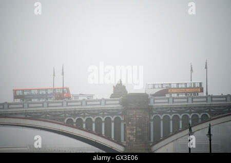 Edinburgh, Schottland. 15. September 2016. Wetter-Standalone. Da in einigen Teilen des Vereinigten Königreichs die Rekordtemperaturen für September aufgezeichnet werden wurden andere Bereiche nicht so viel Glück. Buslinien in Edinburgh auf George IV Bridge. Edinburgh 16 - London 27. Stockfoto