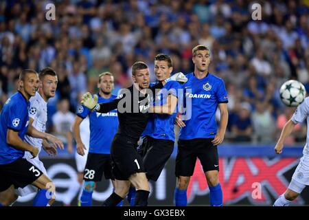 14.09.2016. Stadion Jan Breydel, Brügge, Belgien. Fußball-UEFA Cahmpions League. FC Brügge gegen Leicester City.  Ludovic Butelle Torwart und Hans Vanaken Mittelfeldspieler von Brugge halten das Kreuz Weg von Jamie Vardy (LCFC) Stockfoto