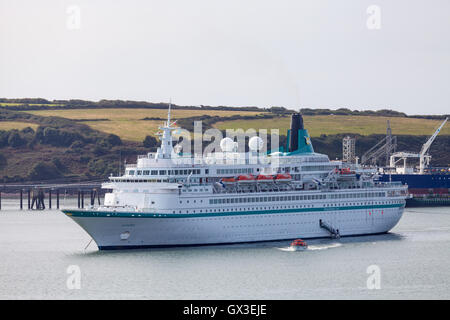 Pembrokeshire, UK. 15. Sept., 2016. MS Albatros dockt in Milford Haven, Pembrokeshire 15. September 2016. Das letzte Kreuzfahrtschiff der Saison, den Hafen Milford Haven mit ca. 830 Passagiere zu besuchen. Die Albatros überquerte die irische See von Dublin und Wil weiter die Isles of Scilly. Bildnachweis: Derek Phillips/Alamy Live-Nachrichten Stockfoto