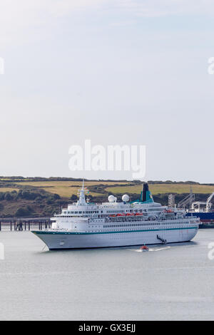 Pembrokeshire, UK. 15. Sept., 2016. MS Albatros dockt in Milford Haven, Pembrokeshire 15. September 2016. Das letzte Kreuzfahrtschiff der Saison, den Hafen Milford Haven mit ca. 830 Passagiere zu besuchen. Die Albatros überquerte die irische See von Dublin und Wil weiter die Isles of Scilly. Bildnachweis: Derek Phillips/Alamy Live-Nachrichten Stockfoto