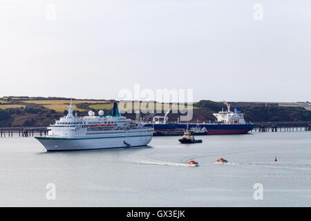 Pembrokeshire, UK. 15. Sept., 2016. MS Albatros dockt in Milford Haven, Pembrokeshire 15. September 2016. Das letzte Kreuzfahrtschiff der Saison, den Hafen Milford Haven mit ca. 830 Passagiere zu besuchen. Die Albatros überquerte die irische See von Dublin und Wil weiter die Isles of Scilly. Bildnachweis: Derek Phillips/Alamy Live-Nachrichten Stockfoto