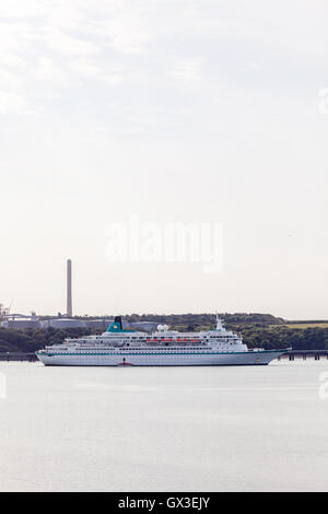 Pembrokeshire, UK. 15. Sept., 2016. MS Albatros dockt in Milford Haven, Pembrokeshire 15. September 2016. Das letzte Kreuzfahrtschiff der Saison, den Hafen Milford Haven mit ca. 830 Passagiere zu besuchen. Die Albatros überquerte die irische See von Dublin und Wil weiter die Isles of Scilly. Bildnachweis: Derek Phillips/Alamy Live-Nachrichten Stockfoto