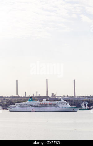 Pembrokeshire, UK. 15. Sept., 2016. MS Albatros dockt in Milford Haven, Pembrokeshire 15. September 2016. Das letzte Kreuzfahrtschiff der Saison, den Hafen Milford Haven mit ca. 830 Passagiere zu besuchen. Die Albatros überquerte die irische See von Dublin und Wil weiter die Isles of Scilly. Bildnachweis: Derek Phillips/Alamy Live-Nachrichten Stockfoto