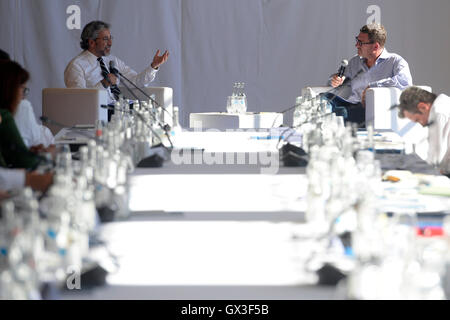 Potsdam, Deutschland. 15. Sep, 2016. Türkischer Journalist kann Dundar im Gespräch mit Kai Diekmann während der internationalen Medienkonferenz M100 Sanssouci Colloquium in Potsdam, Deutschland, 15. September 2016. Foto: MAURIZIO GAMBARINI/DPA/Alamy Live-Nachrichten Stockfoto