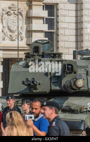 London, UK. 15. September 2016. Einen aktuellen Challenger Tank des Royal Tank Regiment Awits die Ankunft der WWI Schwester auf Horse Guards Parade - eine Replik des ersten Weltkrieg Tank nach London gebracht um den 100. Jahrestag seiner ersten Verwendung in Aktion in der Schlacht an der Somme am 15. September 1916. Dorset Tank Museum zur Verfügung gestellt der Maschine, die entworfen wurde, um Reisen im Schritttempo (3 km/h), um die Infanterie zu unterstützen. Bildnachweis: Guy Bell/Alamy Live-Nachrichten Stockfoto