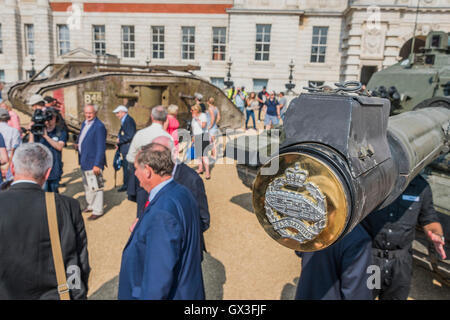 London, UK. 15. September 2016. Der Tank kommt auf Horse Guards Parade, wo Touristen nehmen Selfies und es erfüllt seine zeitgenössische Schwester, eine Challenger Tank des Royal Tank Regiment (Ende seinen Lauf mit Regiments Wappen im Vordergrund) - eine Replik des ersten Weltkrieg Tank brachte nach London, um den 100. Jahrestag seiner ersten Verwendung in Aktion in der Schlacht an der Somme am 15. September 1916. Dorset Tank Museum zur Verfügung gestellt der Maschine, die entworfen wurde, um Reisen im Schritttempo (3 km/h), um die Infanterie zu unterstützen. Bildnachweis: Guy Bell/Alamy Live-Nachrichten Stockfoto