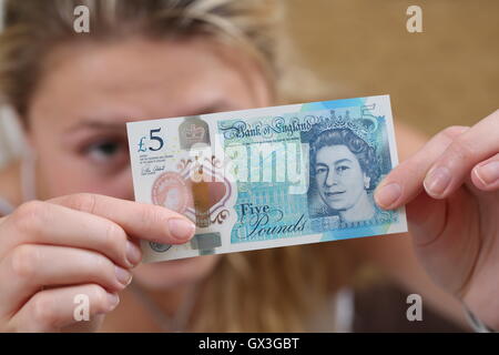 VEREINIGTES KÖNIGREICH. 15. September 2016. Die neue Polymer fünf Pfund (£5) Notiz mit verstärkten counterfit Widerstandsfähigkeit und mit Sir Winston Churchill 15. September 2016 Credit: Oliver Dixon/Alamy Live News Stockfoto